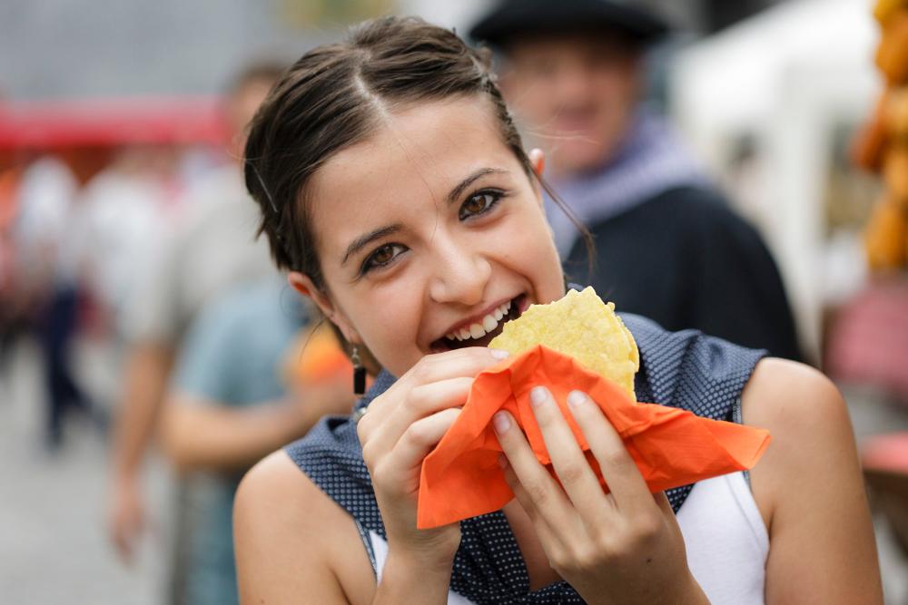 chica joven comiendo un talo